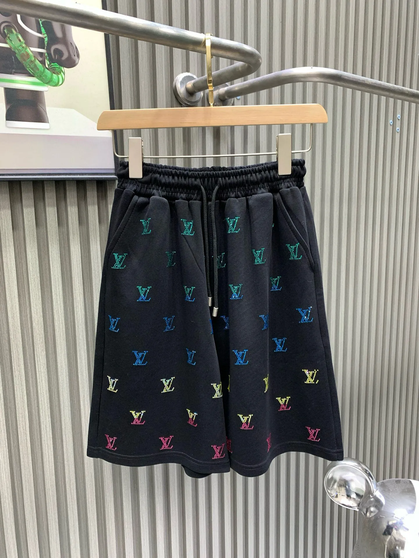 🅿️230 🀄️ Louis Vuitton, original product from the official website 🔥 2V simple and fashionable summer shorts and casual pants, with full diamond design, very comfortable to wear, low-key yet luxurious. It is very classy to wear, and the style and tailoring of the pants need not be said. The upper body is exquisite and vivid. Really first-class top quality materials. Really palace-class casual pants and elastic pants, made of Turkish cotton. Produces the most famous denim fabric of outstanding quality. After heavy washing, the pants are very soft! The straight-leg version is not picky, the upper body is absolutely stylish, and the waistband design is extremely luxurious.